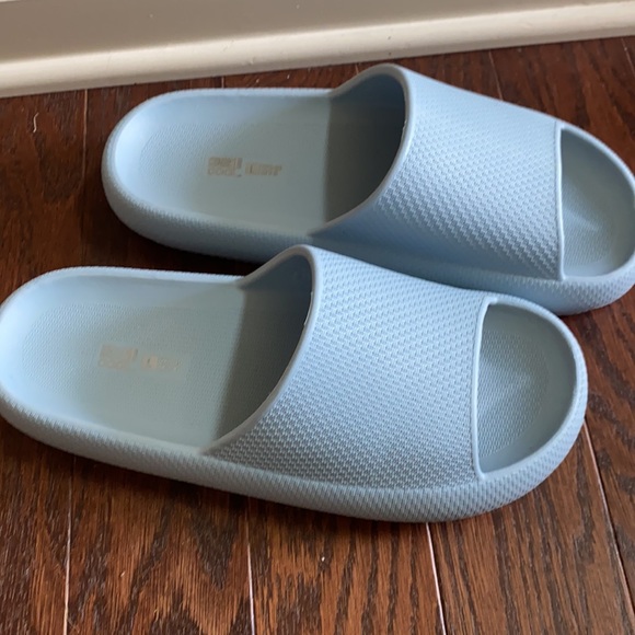 32 Degree Cool Cushion Slides - Picture 2 of 5